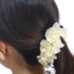 白いお花のバナナクリップ