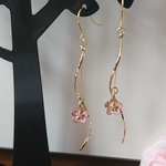 ひねりパーツとお花のピアス