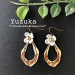 グレーのお花と雫型ゴールドパーツのピアス/イヤリング