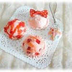 ４個：パーツとストラップ　マシュマロピンク　★スイーツデコ　アイス　苺粒つぶ　赤ドットリボン