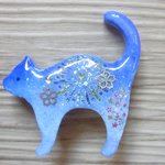 ◇145　🎆夏空の花火　青い猫のブローチ