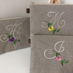 リネンの選べるイニシャル刺繍のポーチお花一輪　フラット　１６㎝