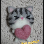 ＊ハートを持ったねこちゃん　ブローチ（ピンク）＊