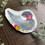 【送料込】目を瞑る シルバー文鳥のブローチ