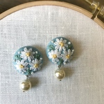 デイジー スワロフスキーパールx刺繍ピアス チタン 