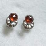 モザンビークガーネット・ローズカットのピアス（4mm・チタンポスト）