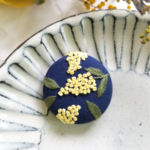 ミモザの刺繍ブローチ