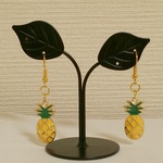 パイナップルチャームのピアス／イヤリング／ノンホールピアス(1ペア)