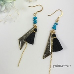 タッセルとトライアングルピアス