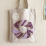 ラベンダーと紫小花のリースの羊毛刺繍トート