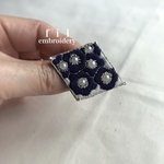 手刺繍のクラシカルなブローチ