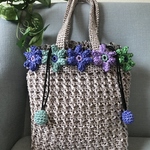 21.キラキラ夏糸の花モチーフがアクセントのバッグ（巾着タイプ）