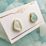 白&青のシーグラスのプチピアス（若草色）