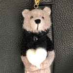 ハートを持ったクマのリップケース1