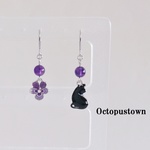 色鮮やかな花 パンジーと凛々しい後ろ姿の黒猫とアメジストのアシンメトリーピアス（シルバーカラー）