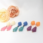 スクエアアクリルビーズピアス