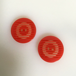 フランスヴィンテージ　レッド　ボーダー　プラスチックボタン（2個）２㎜ノベルティ　セリエ『ツイスト＋ゼロ』