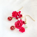 薔薇ブーケと天然石のフックピアス☆赤瑪瑙