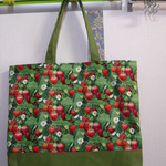 USA生地　ストロベリーいっぱいのトートバッグ