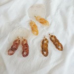 べっ甲みたいなアクリルチェーンモチーフのピアス/イヤリング