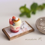 送料込 ツヤツヤプリンのせイチゴパフェ 20