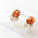 結びとアクリルの耳飾り（べっ甲×菜の花結び）