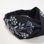 大人のクロスターバン：刺繍　　グレーの小花たち