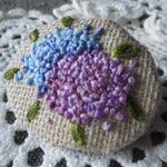 刺繍のブローチ＊紫陽花（リネン・楕円形）