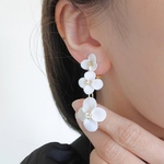 再販♡イヤリング『Frais』純白の３輪の花びらが揺れるイヤリング