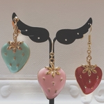 大きないちごチャームのピアス／イヤリング／ノンホールピアス(1ペア)