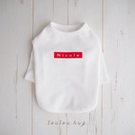 ボックスロゴ Red：白Tシャツ【名入れ無料】半袖/袖無しへの変更可◎