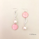 ピンクシェルのアシンメトリー シルバーピアス/イヤリング