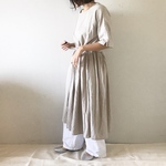 ベージュの袖スリットワンピース