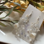 白いお花の小枝ピアス