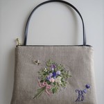 持ち手付き刺繍のポーチ（パープルの花束）
