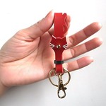 名入れ無料★ね～こ～巻き巻き♪ ネコ レザーキーホルダー／赤猫 レッド／選べる首輪