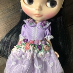 リボン刺繍の紫ドレス