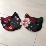 コースター⁑キルトゲイト  花と猫 黒地赤花