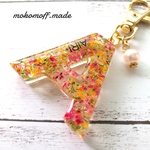 【リニューアル】フラワーシャワーイニシャルキーホルダー(ピンク)