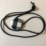 くるみボタン 授乳ストラップ   白黒チェック②