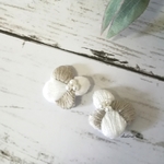 刺繍フラワー白ピアス/イヤリング