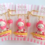 (レッド:ブラウン)苺バスケットのカブトピン