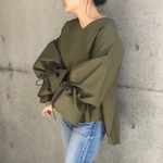 カーキのバックプリーツバルーンリボンスリーブトップス
