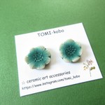 エメラルドのお花のピアス(陶器)／イヤリング ※チタンポスト