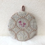 【送料無料】ミナペルホネン タンバリン ライトピンク 刺繍の小さな鍋敷き ポットマット ストウブルクルーゼ