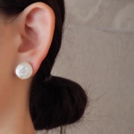 バロックパール 一粒 イヤリング または ピアス