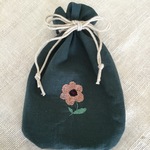 花と蝶の刺繍巾着袋（グリーン）
