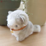 ちいさなぬいぐるみ青い瞳のハスキー子犬