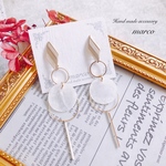 Whiteシェルのロングピアス