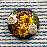 （送料無料）刺繍ブローチor刺繍ヘアゴム 向日葵と薔薇